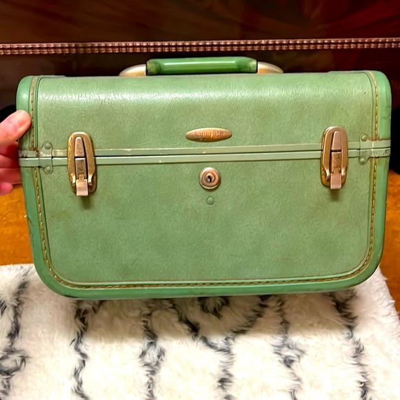 taperlite Other - Vintage green traveling case